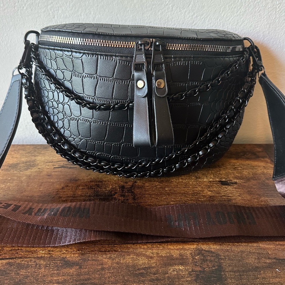 Women’s Black Croc Embossed Crossbody Bag with Black Chain Faux Leather NWT